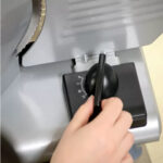 CORTA FIAMBRES TAURUS 150W 19 CM INOX - Imagen 2