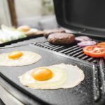 Barbacoa Eléctrica Con Patas, Tapa Abatible y Bandeja Inferior, Revestimiento RockStone - Imagen 2